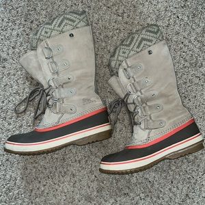 Sorel winter boots 8.5 worn just a few times - snow proof! Water proof!